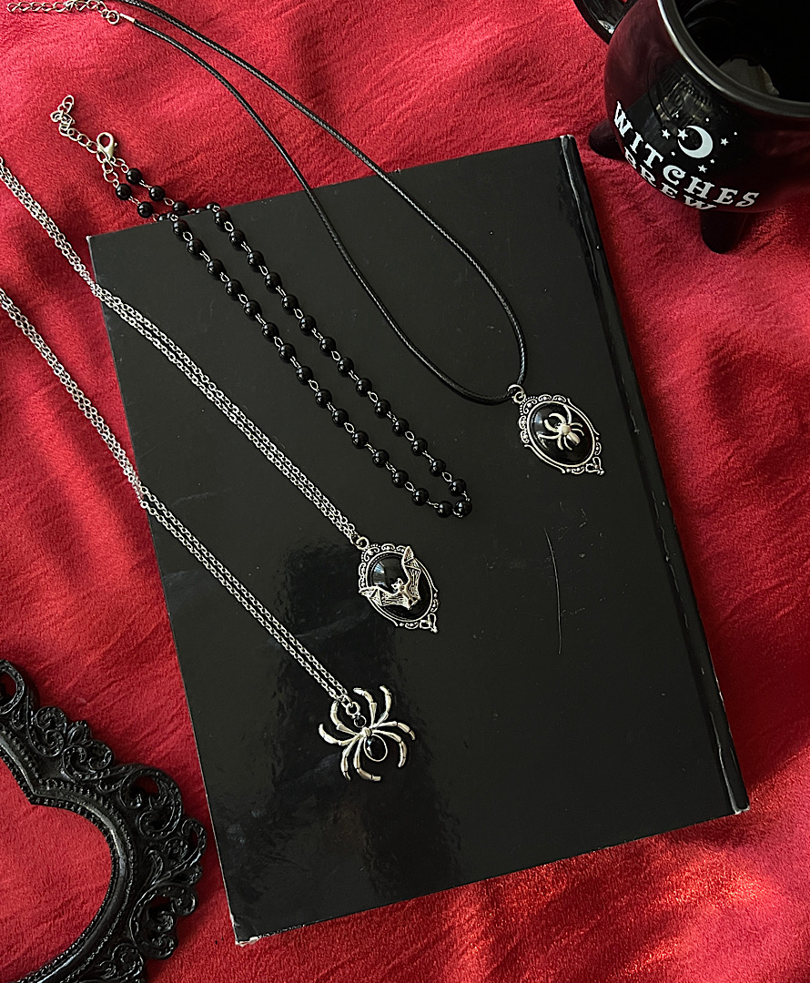 گردنبند گاثیک مهره مشکی