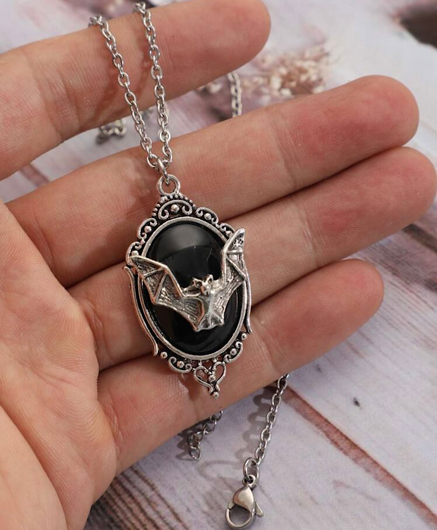 گردنبند گاثیک قاب خفاش مشکی