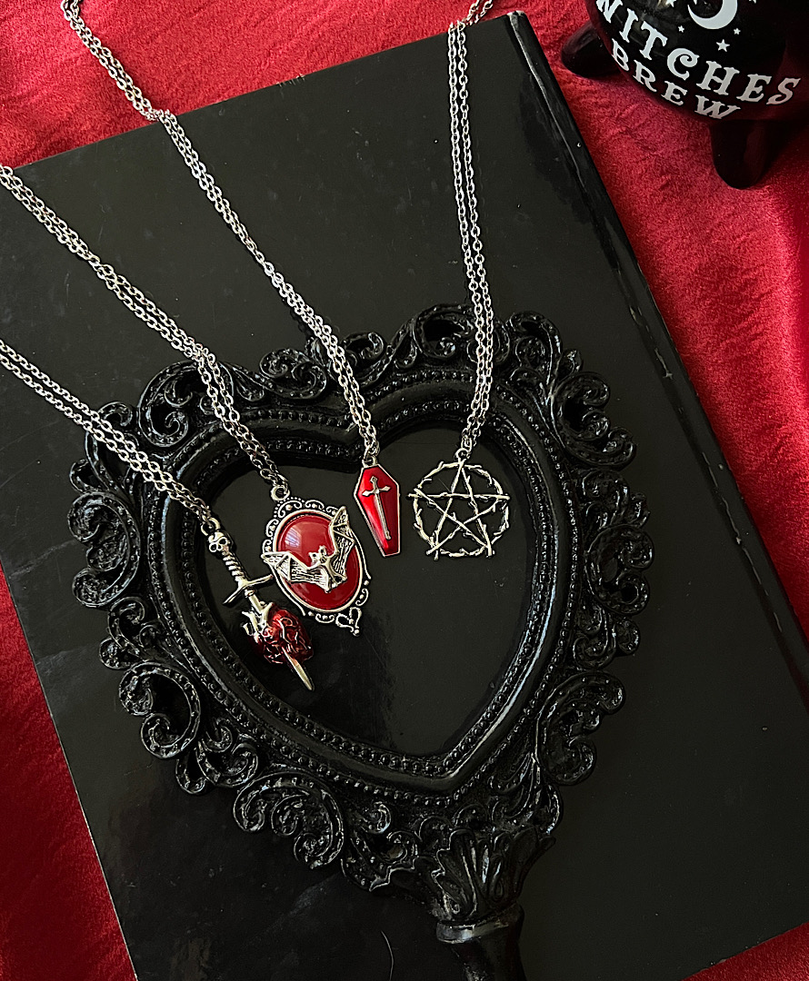 گردنبند گاثیک قاب خفاش قرمز